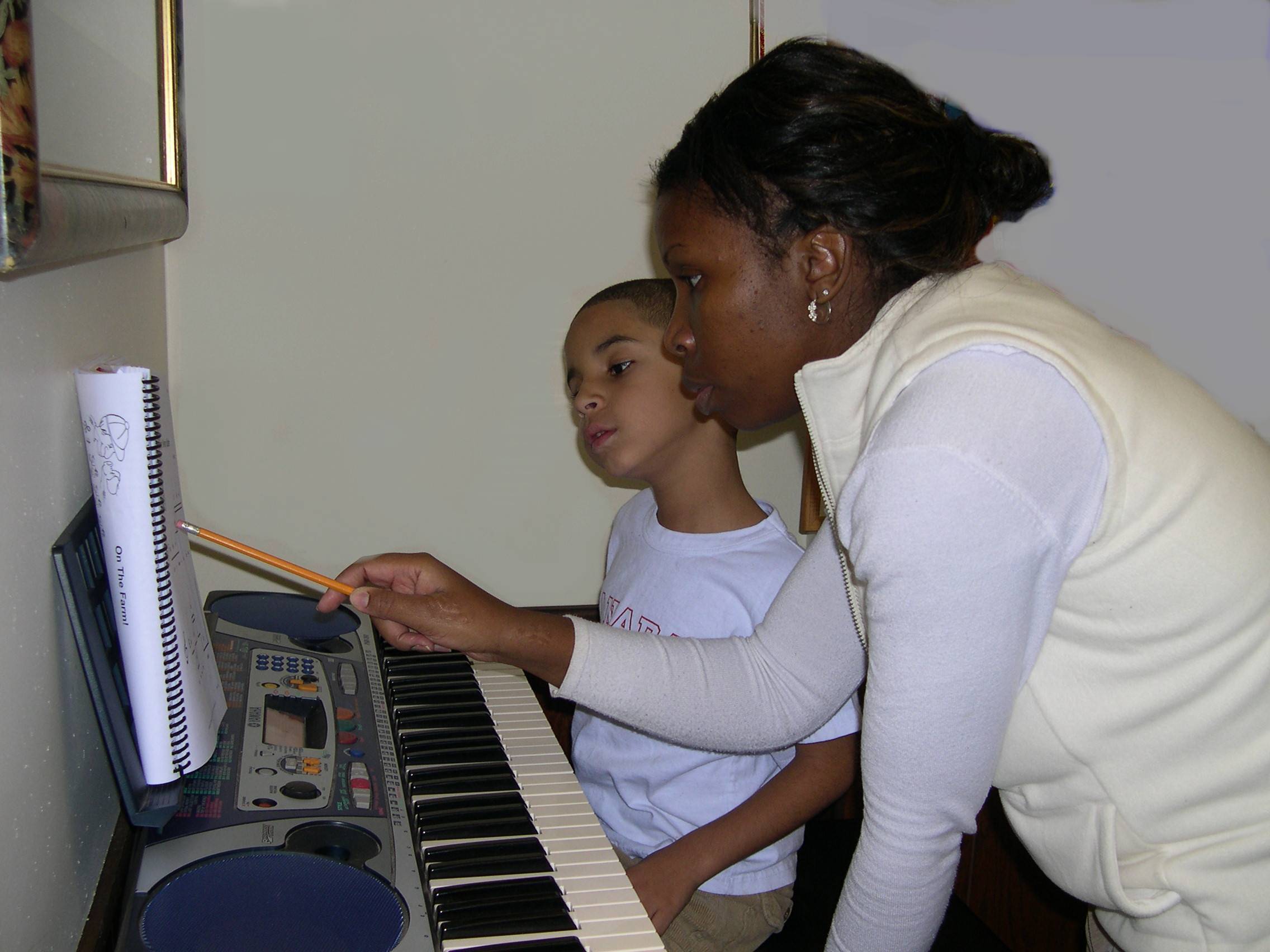 student and mom at keyboard